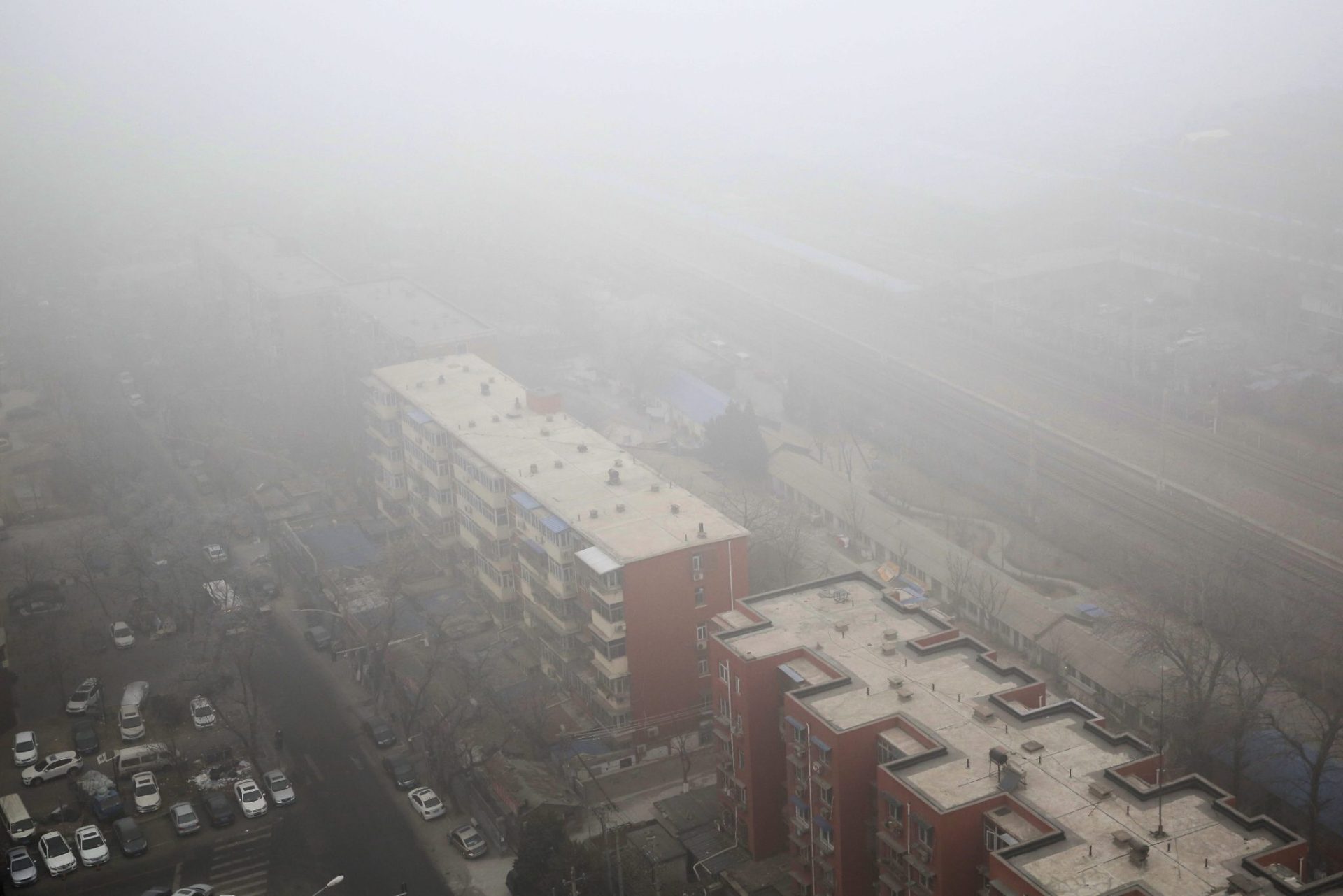 WU06. PEKÍN (CHINA), 20/12/2016.- Fotografía de un área residencial cubierta por bruma por contaminación del aire hoy, martes 20 de diciembre de 2016, en Pekín (China). La grave contaminación atmosférica llegó a las 11 provincias y ciudades de China este 19 de diciembre, mientras que el índice de Calidad del Aire (AQI) se acercó a las PM2,5 (partículas) y alcanzó los 500 en la madrugada el 20 de diciembre en Pekín. EFE/WU HONG