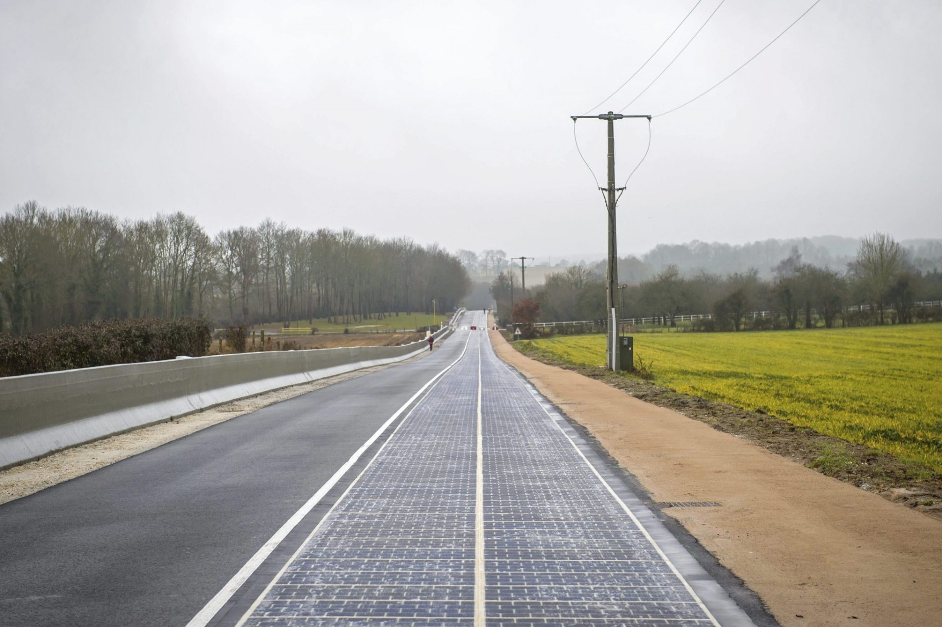 Vista general del tramo de carretera equipada con paneles solares durante su inauguración hoy en Tourouvre au Perche, Francia. EFE/Christophe Petit Tesson