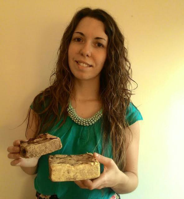 Fotografía facilitada por la Universidad lusa Trás-os-Montes de la joven ingeniera mecánica Alexandra Rebelo, que ha patentado un novedoso sistema para elaborar envases "totalmente biodegradables" a partir de residuos forestales colonizados por hongos. EFE 