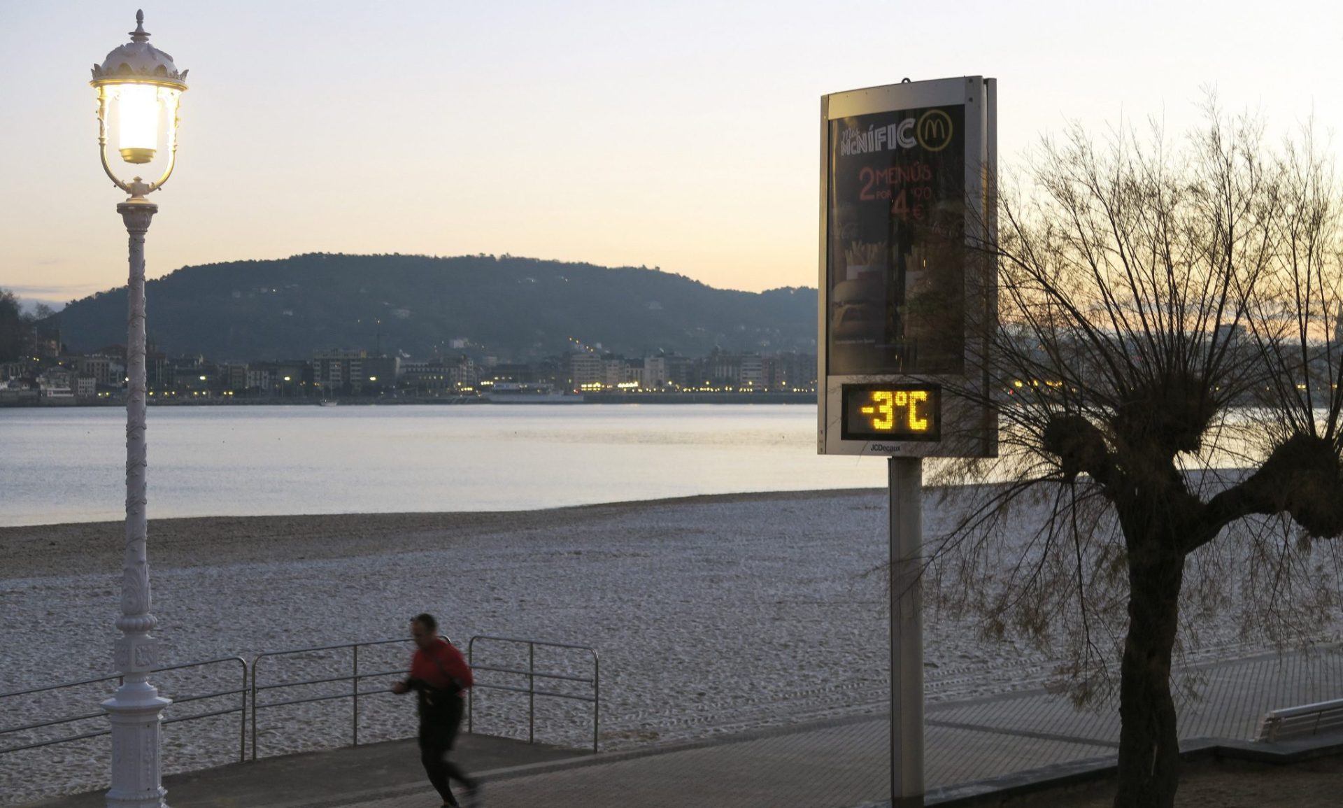GRA001. SAN SEBASTIÁN, 05/01/2017.- Vista de la arena helada al amanecer en la playa de Ondarreta de San Sebastián, donde hoy se espera una jornada muy fría a pesar de los cielos despejados. EFE/Javier Etxezarreta.