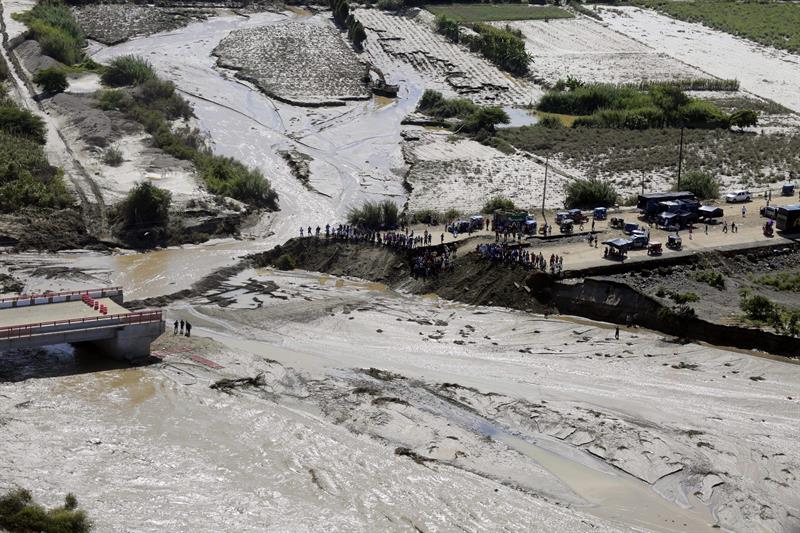 Foto de la carretera panamericana norte en donde el puente Huambacho quedó destruido. EFE /Alberto Orbegoso 