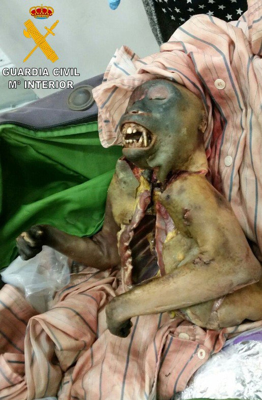 Fotografía facilitada por la Guardia Civil de una maleta procedente de Guinea Ecuatorial encontrada en el aeropuerto de Madrid-Barajas