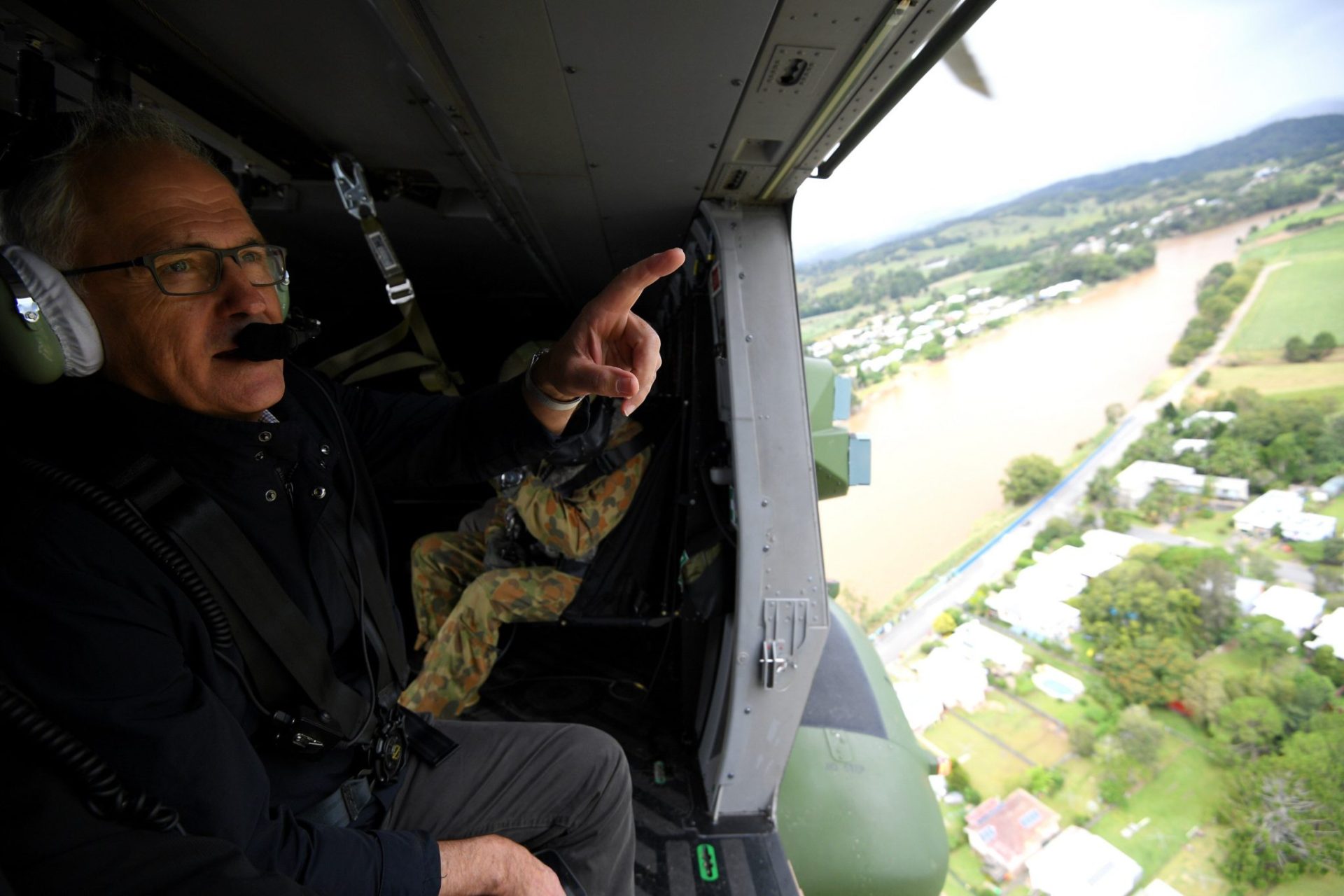 Primer ministro australiano Malcolm Turnbull comprueba los daños del ciclón