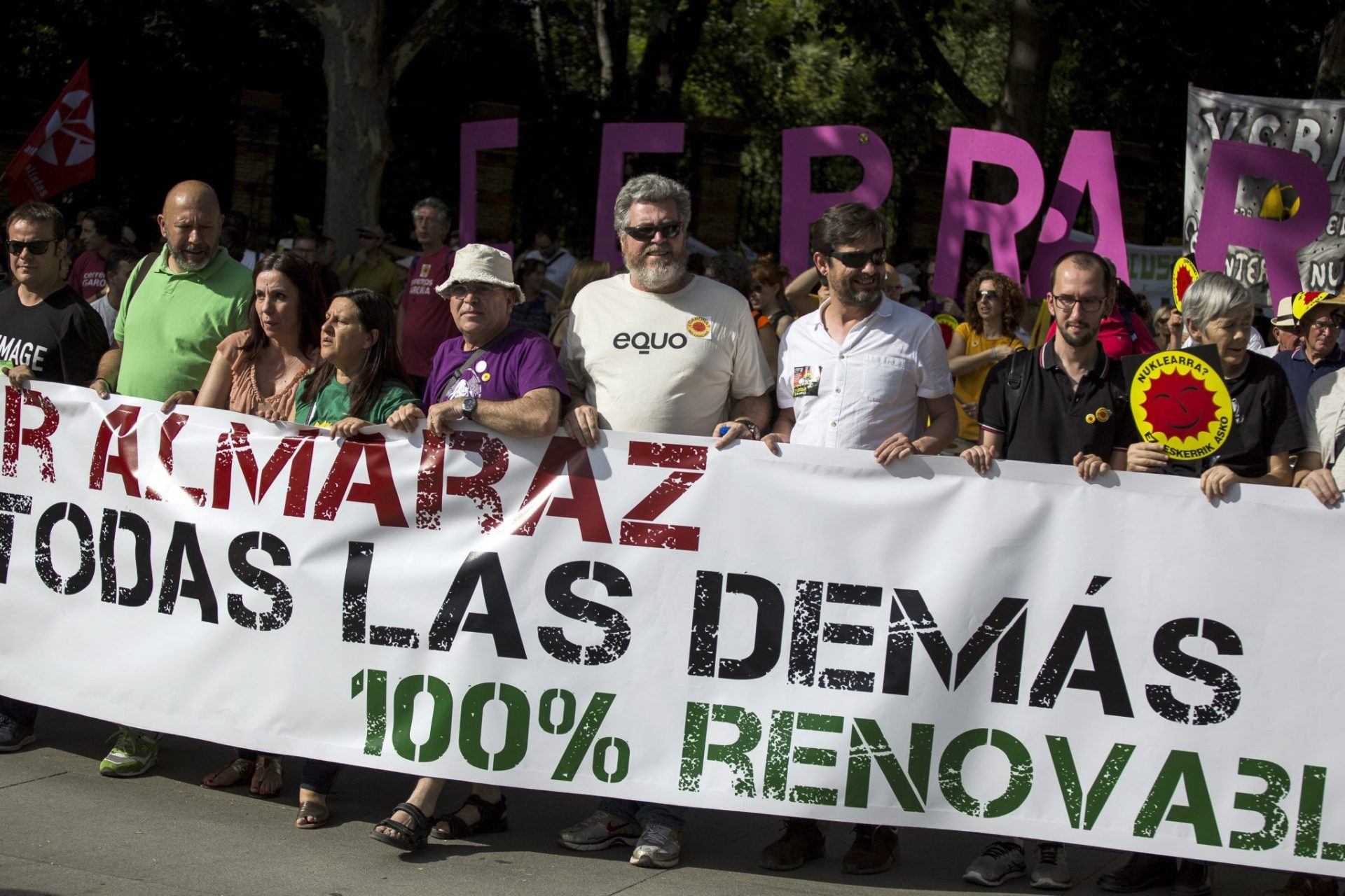 manifestación que protagonizan en contra de la energía nuclear, esta tarde en Madrid. EFE/Santi Donaire
