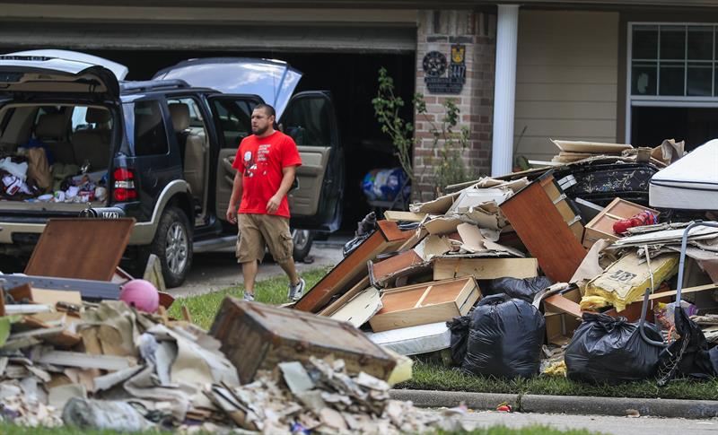 Los habitantes del área metropolitana de Houston (Texas) han iniciado ya el camino a lo que las autoridades prevén como un largo proceso de recuperación y poco a poco retornan a sus hogares para evaluar los daños causados por el paso del huracán Harvey.