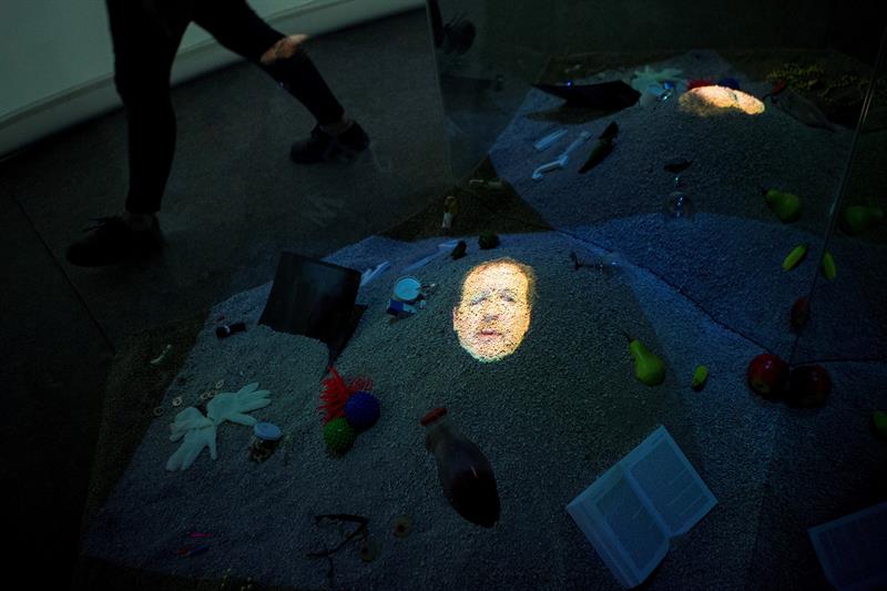 Un ensayo-instalación en cinco capítulos del filósofo británico Timothy Mortón recorre en el Centre de Cultura Contemporànica de Barcelona (CCCB) la exposición "Después del fin del mundo", ideada como un ensayo sobre los efectos del cambio climático en el que participan artistas, escritores, diseñadores, arquitectos o filósofos que imaginan estrategias para sobrevivir en el futuro. EFE/Quique García