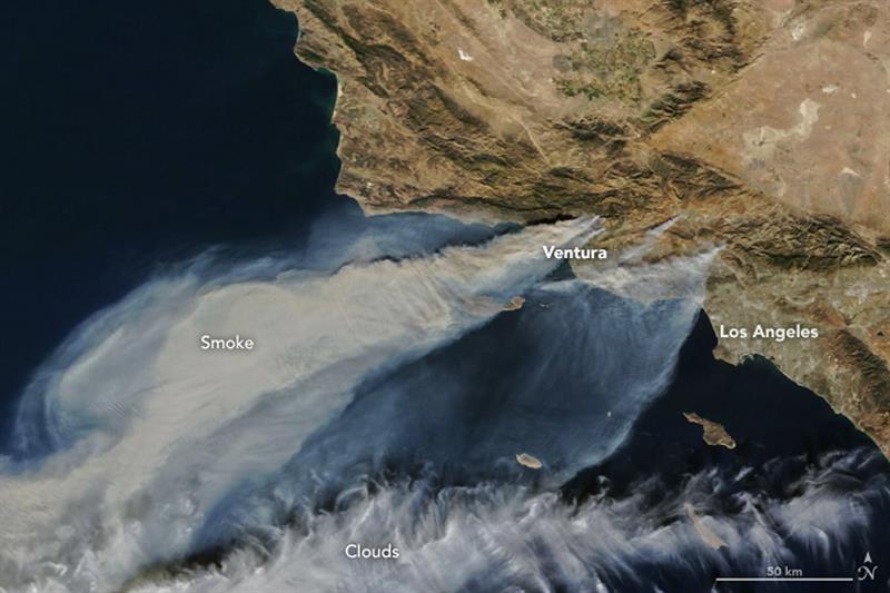 Imagen captada por el instrumento satelital Aqua MODIS de la NASA que muestra la inmensa columna de humo provocada por los incendios que devoran el sur de California,EFE/NASA