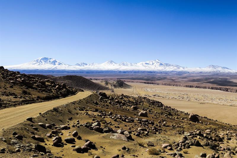  Fotografía del 20 de julio de 2018, muestra la grieta que forma el cañón del río Loa, en el norteño desierto de Atacama (Chile), unos 75 km al noreste de la ciudad chilena de Calama. El entorno paisajístico de Taira, que nunca pierde en el horizonte la imponente presencia del volcán San Pedro, incluye otros puntos de atracción como el Sirawe, un cerro de arenas de dos colores, marrón claro y negro -a modo de ojo- que se mueven con el viento emitiendo extraños bramidos. EFE/Rubén Figueroa