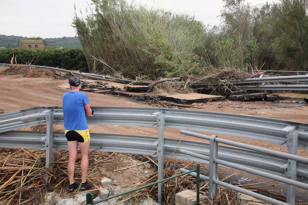 Carretera C-12 entre Amosta y Tortosa, afectada por el temporal. EFE/Jaume Sellart