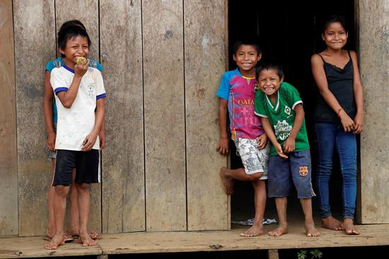 Puerto América (Perú), 10/11/2018.- Una madre descansa junto a su hija en Puerto América a orillas del río Morona, afectado en 2016 por el vertido de petróleo procedente del oleoducto de Petroperú en la Amazonia peruana. Los pueblos de la Amazonia peruana se sienten abandonados y siguen sufriendo las consecuencias de los derrames de petróleo que en 2016 tiñeron de negro los ríos donde pescan y se bañan y las tierras donde cultivan yuca, maíz y maní, base de su alimentación. EFE/Chema Moya