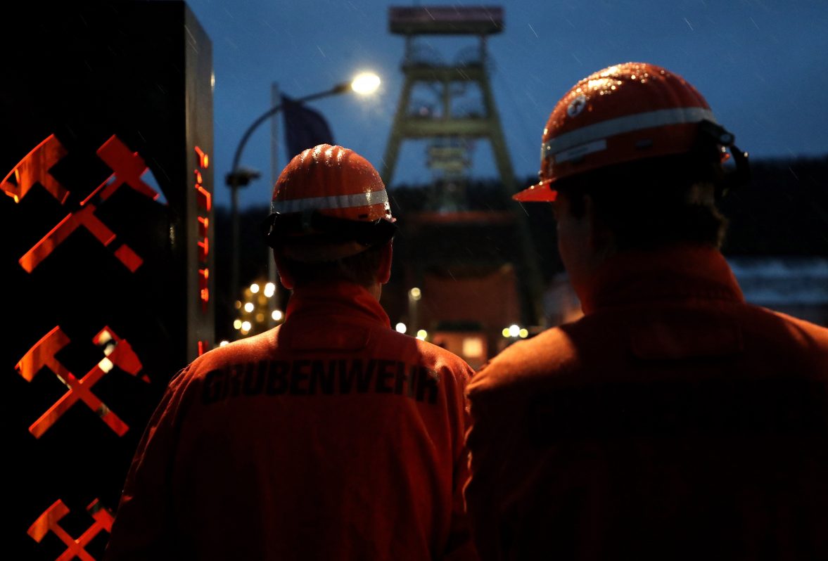 BOTTROP (ALEMANIA), 21/12/2018.- Dos mineros aguardan en el acceso de la mina de carbón Prosper-Haniel en Bottrop (Alemania) hoy, 21 de diciembre de 2018. La última mina de carbón en activo en el país cierra sus puertas hoy para acabar con 250 años de historia industrial del área del Ruhr. EFE/ Friedemann Vogel