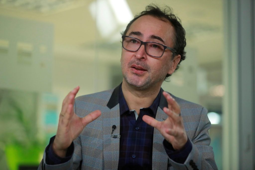 Periodismo de investigación es compromiso con sociedad, dice boliviano Navia