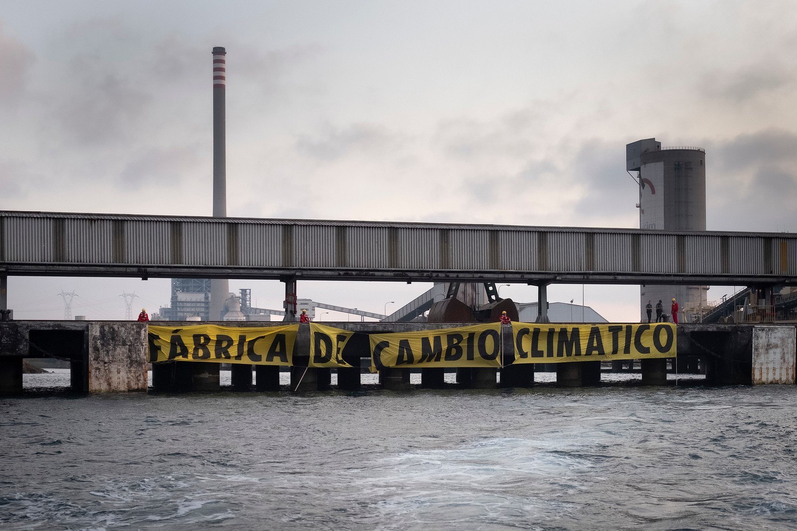 2 Greenpeace desembarca en una central de Cádiz para pedir el final del carbón