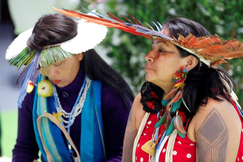 Participantes en las instalaciones de Ifema dentro de la tercera jornada de la Cumbre del Clima que se celebra estos días en Madrid. EFE/Chema Moya