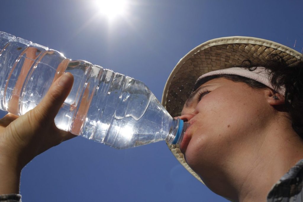 Una mujer bebe agua embotellada. EFE/ELISEO