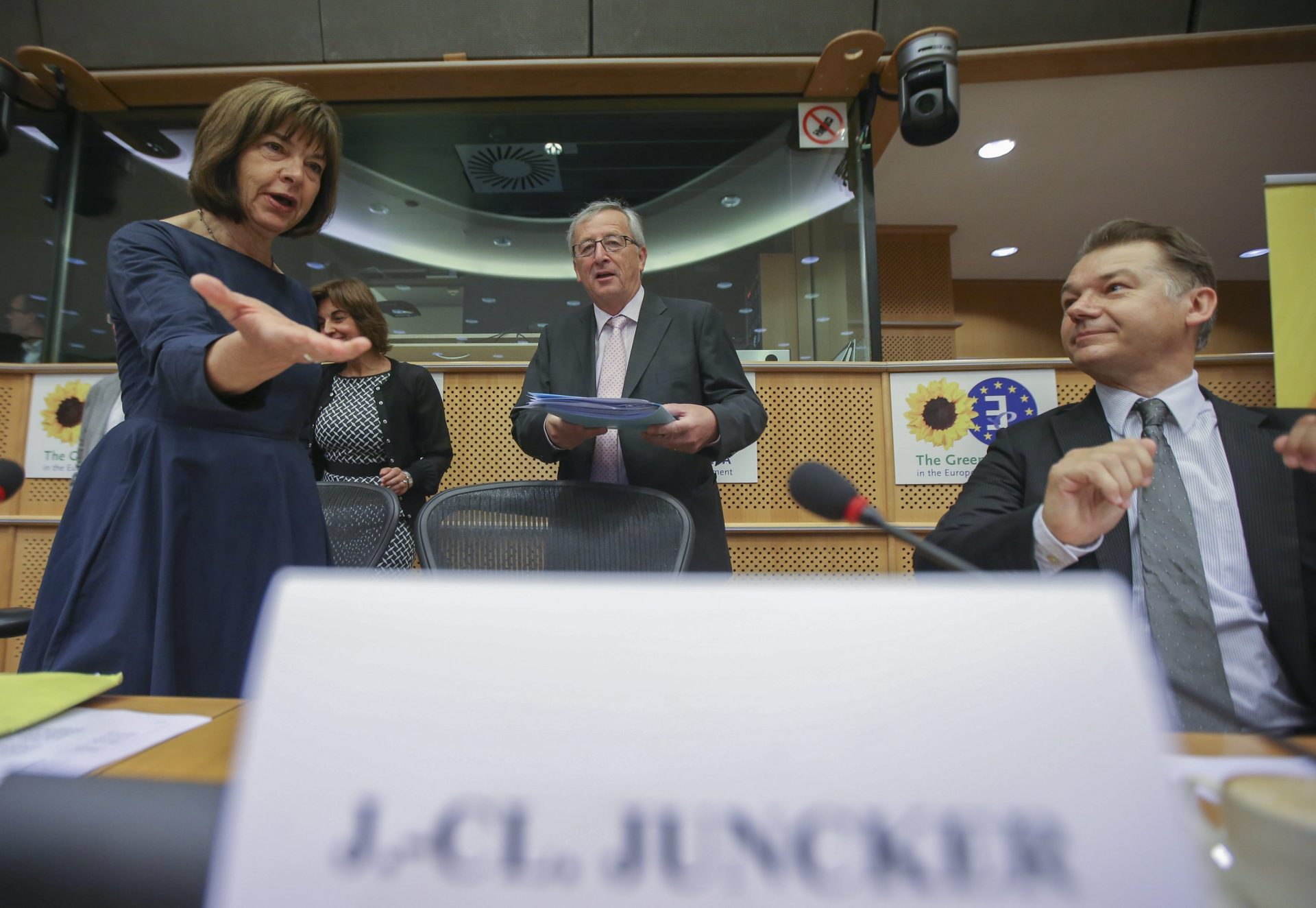 El candidato propuesto por los líderes de la UE para la presidencia de la Comisión Europea, el luxemburgués Jean-Claude Juncker (c), asiste a una reunión del grupo de los Verdes con los presidentes del grupo parlamentario de los Verdes/Alianza Libre Europea, la alemana Rebecca Harms (i) y el belga Philippe Lamberts, en el Parlamento Europeo, en Bruselas (Bélgica), el miércoles 9 de julio de 2014. EFE/Olivier Hoslet