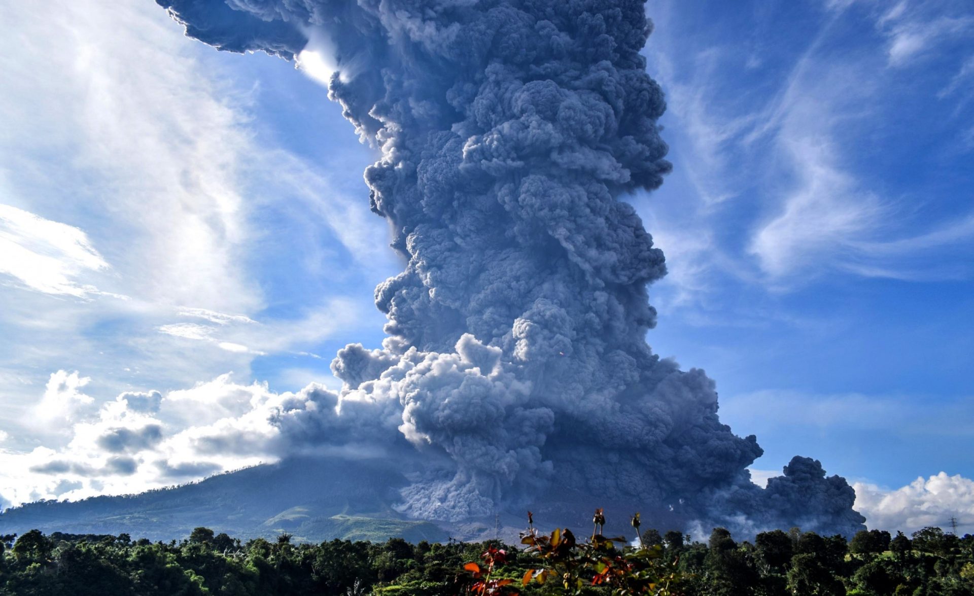 volcán Sinabung Indonesia erupción