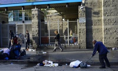 Operarios limpian basura en el centro de Los Ángeles. EFE/Paul Buck