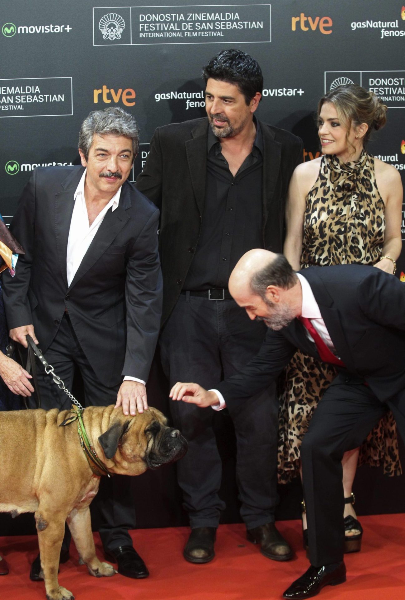 Director, actores y el perro "Tango" posan en la proyección de la película "Truman". EFE/Juan Herrero 