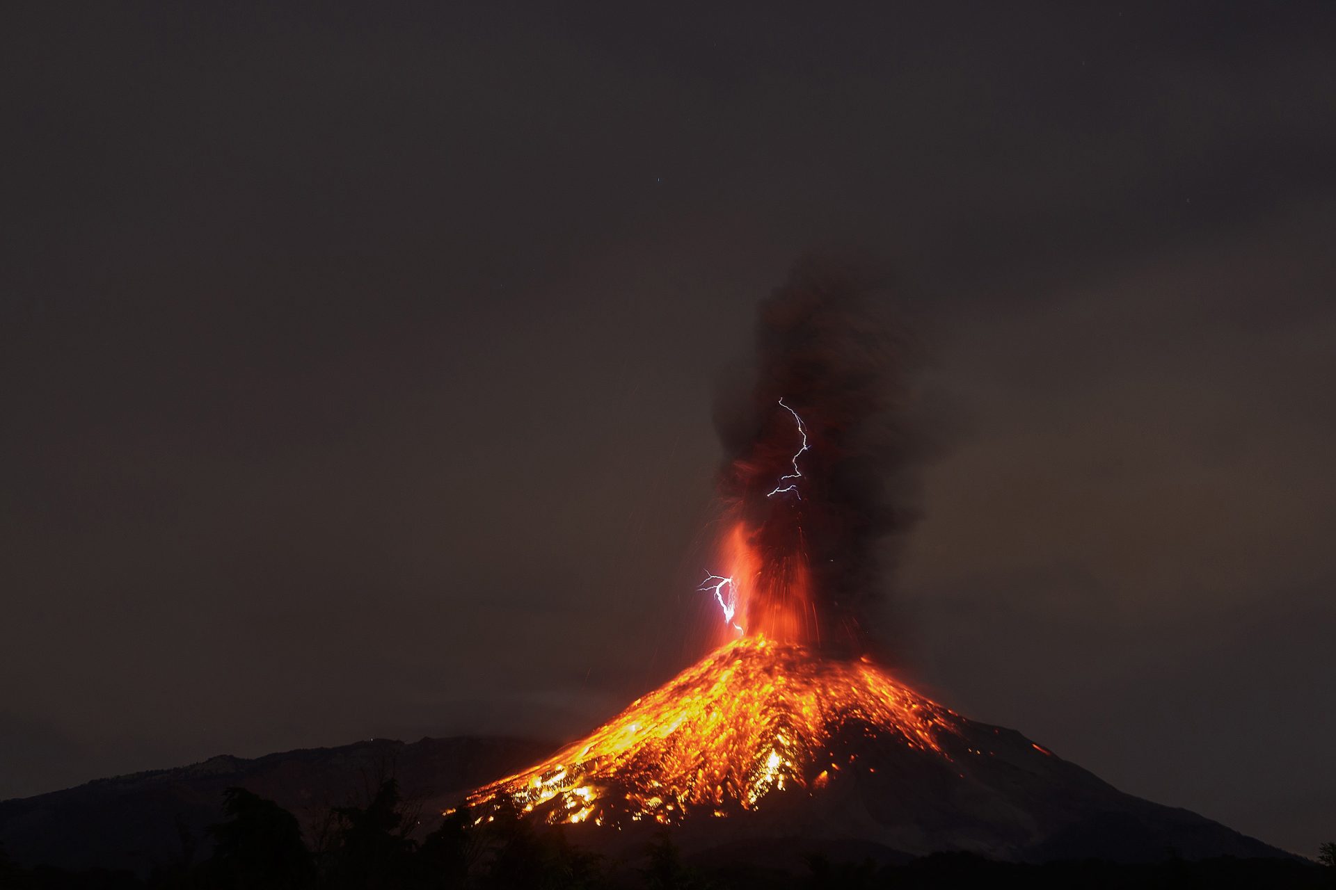 volcán erupción rayos