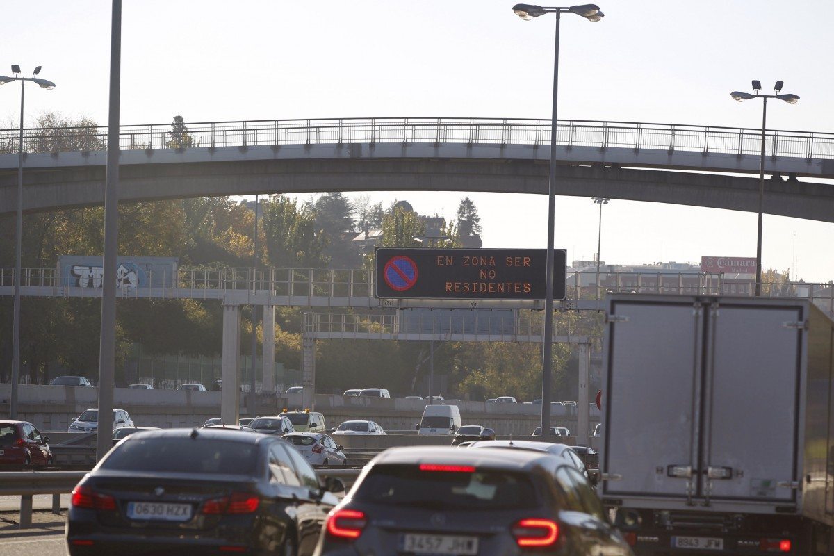 Tráfico en la ciudad de Madrid. EFE/Javier Lizón