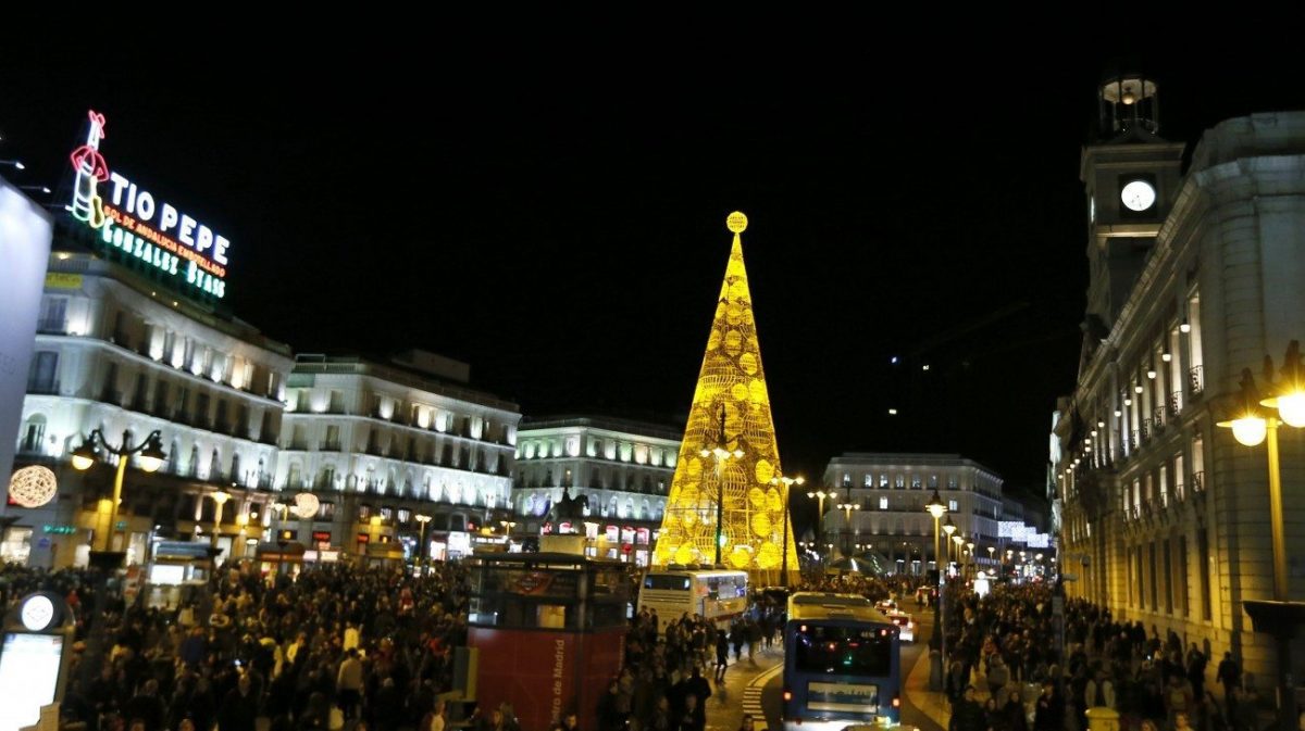 Árbol de Navidad iluminado en la Puerta del Sol. EFE/JuanJo Martin