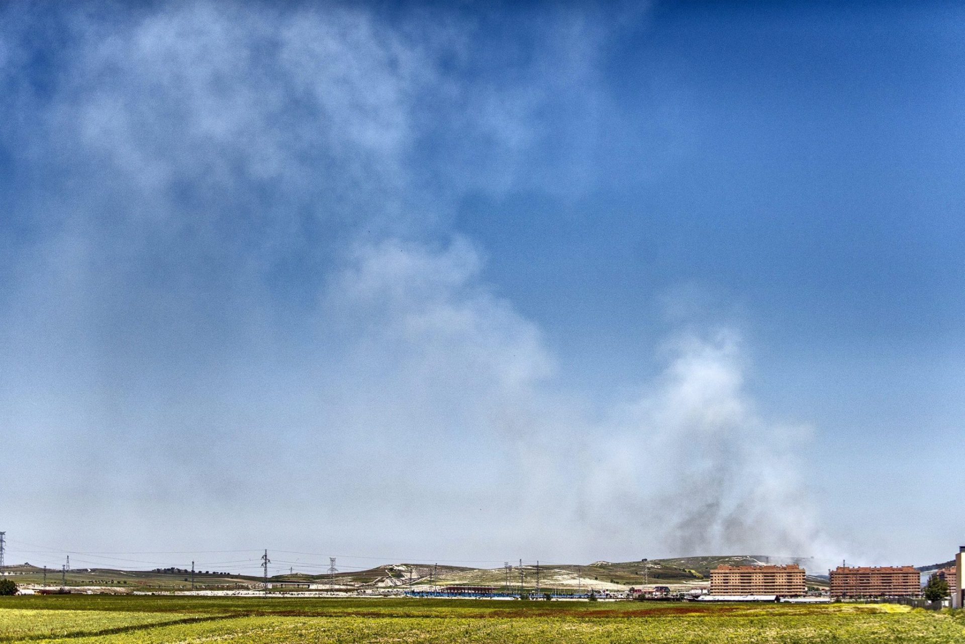 Vista del humo al cumplirse una semana del incendio del cementerio de neumáticos de Seseña (Toledo). EFE/Ismael Herrero