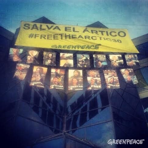 Acción de Greenpeace en la sede de Shell (socia de Gazprom) para pedir quer que se involucre en la liberación de los Arctic30. Foto: Greenpeac