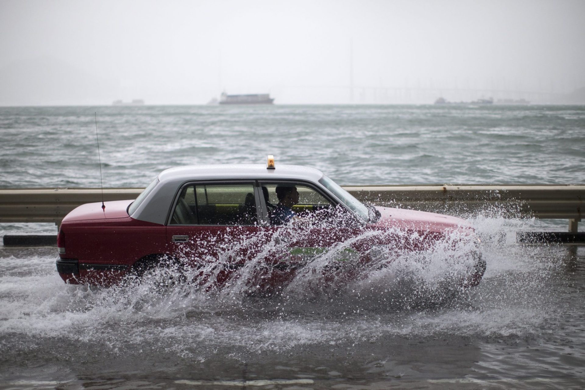 Calle inundada por el paso del tifón Hato en Hong Kong (China) en alerta máxima.