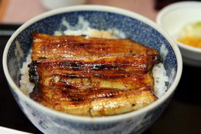 JAPÓN -ANGUILAS.- Foto de archivo de un plato de anguila a la parrilla en un restaurante de Tokio. La industria de anguila japonesa enfrenta una crisis luego de una decisión de la Unión Europea de frenar las exportaciones de anguilas debido a las bajas existencias. Europa está considerando incluir a la anguila en las lista de especies en peligro de la Convención de Washington. EFE/EVERETT KENNEDY BROWN
