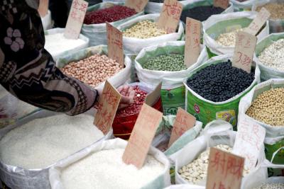 SHANGHAI (CHINA).- Foto de archivo de una mujer examinando el arroz y otros cereales en un puesto de un mercado de Shanghai, China. EFE/Qilai Shen