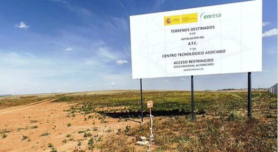 Cartel en terrenos destinados a la instalación del ATC en Villar de Cañas (Cuenca). foto captura de la web de la Plataforma de Afectados por la ampliación de la ZEPA de La Hita