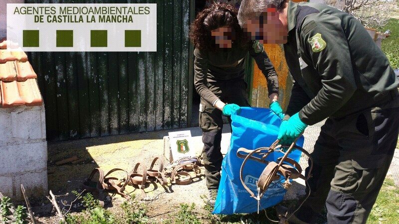 Agentes medioambientales en una operación contra artes ilegales de caza en Cuenca.