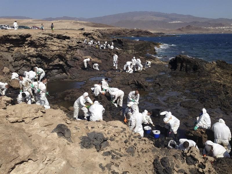 Personal de Ayuntamiento de Agüimes y voluntarios trabajan para limpiar el tramo de la costa del sureste de Gran Canaria que se ve afectado desde la tarde de ayer, miércoles, por un vertido de hidrocarburos