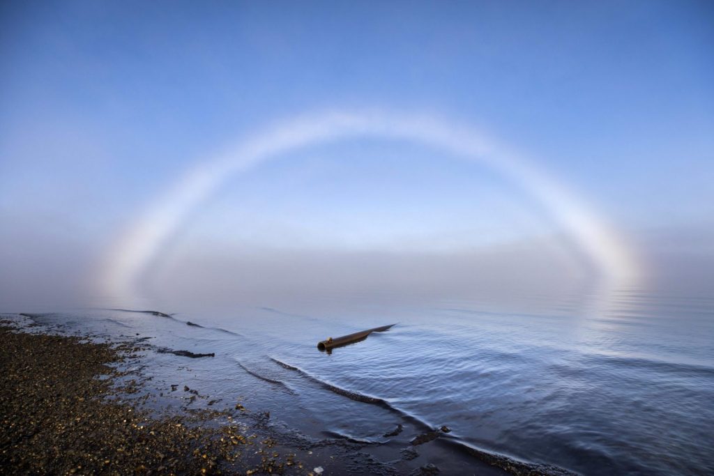 Un arco de niebla sobre el Océano Ártico, casi al final de la autopista Dalton, en Pruhoe Bay, Alaska (EE.UU.