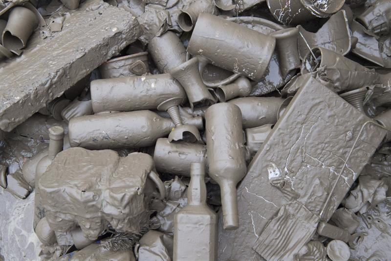 Botellas, tarros y demás utensilios cubiertos por el barro, tras las inundaciones en Simbach