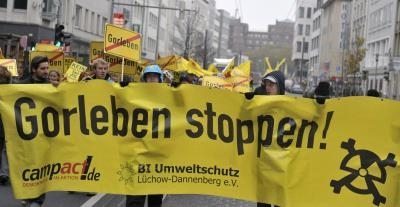 Varios activistas muestran una pancarta en la que se puede leer "Stop Gorleben" en   protesta contra el vertedero de residuos nucleares en Gorleben.