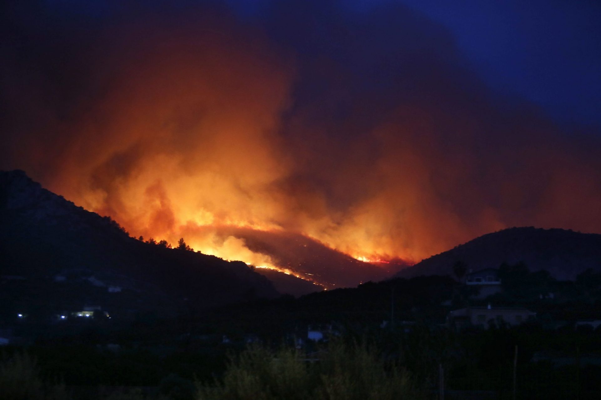 Imagen del incendio forestal declarada ayer en Pego (Alicante).