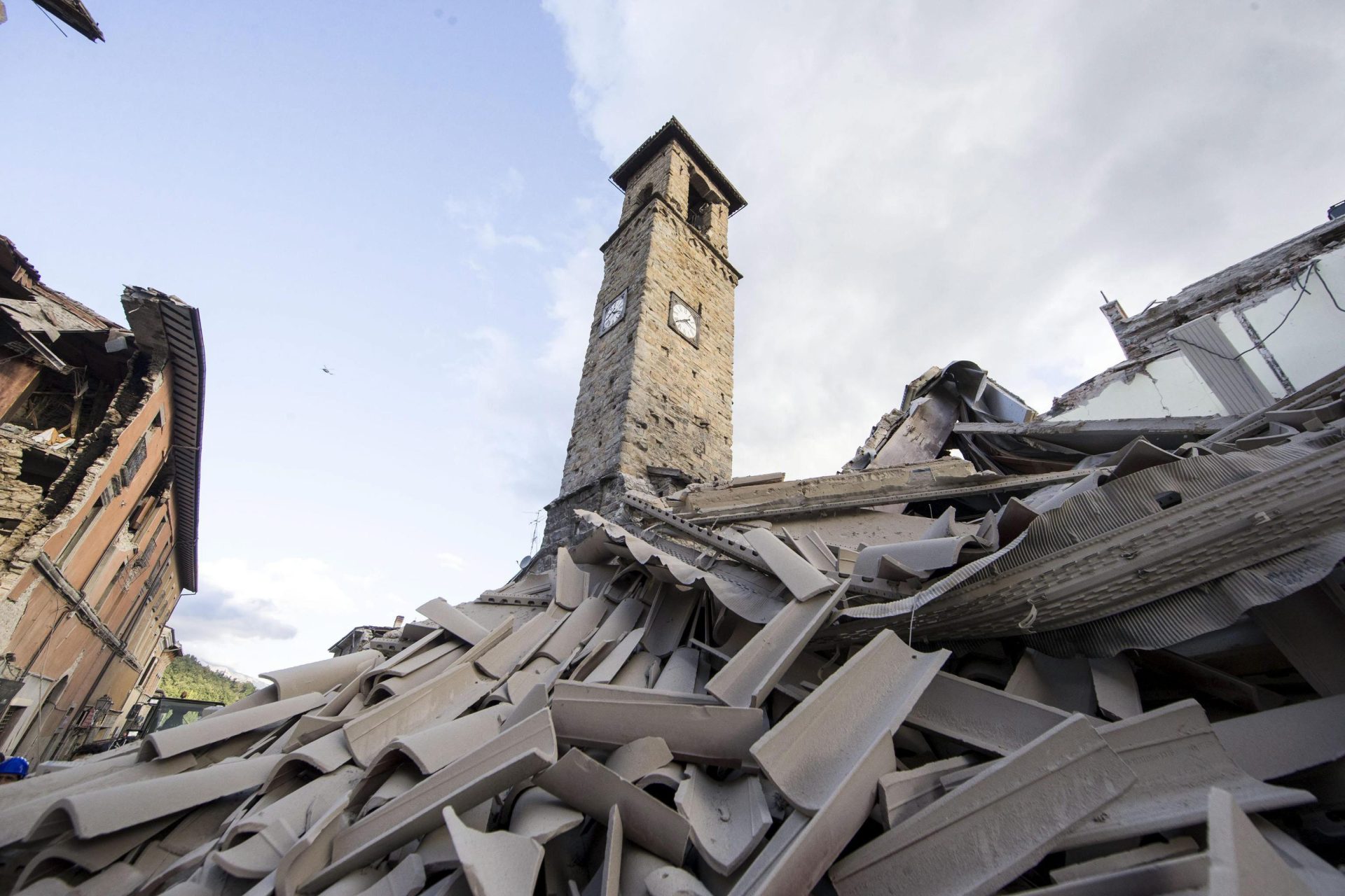Al menos 293 edificios de valor cultural dañados tras el terremoto, como la iglesia de San Agustín, donde sólo queda, maltrecha, su torre. 