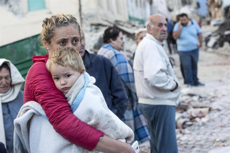 Supervivientes en Amatrice tras el terremoto de esta madrugada, al que han seguido otros 39 movimientos de 3 grados.