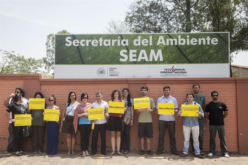 Activistas de Amnistía  en defensa de los indígenas ayoreo totobiegosode amenazados por la tala ilegal.