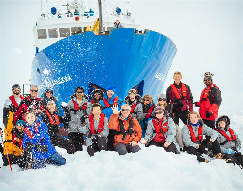Pasajeros del barco ruso Akademik Shokalskiy, atrapado desde el 24 de diciembre de 2013 en los hielos antárticos, se fotografían delante del buque mientras esperan ser rescatados, este 29 de diciembre pasado.