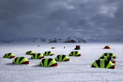 Carpas donde se alojan los científicos en el campamento científico Glaciar Unión en la Antártida, a 1000 km del Polo Sur.