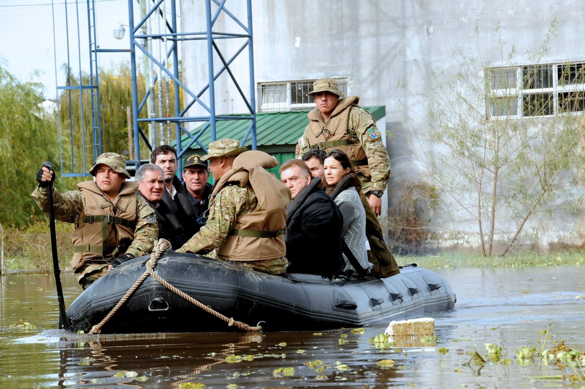 Integrantes del Gobierno argentino recorren Villa Paranacito, inundada desde hace cuatro meses.