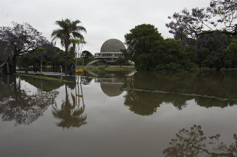 Las lluvias de la "sudestada" ha desbordado un lago de Palermo y ha inundado los alrededores del Planetario bonaerense.