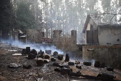 Rescoldos del fuego en El Franco Hervedeiras, el 20 de diciembre de 2015. 