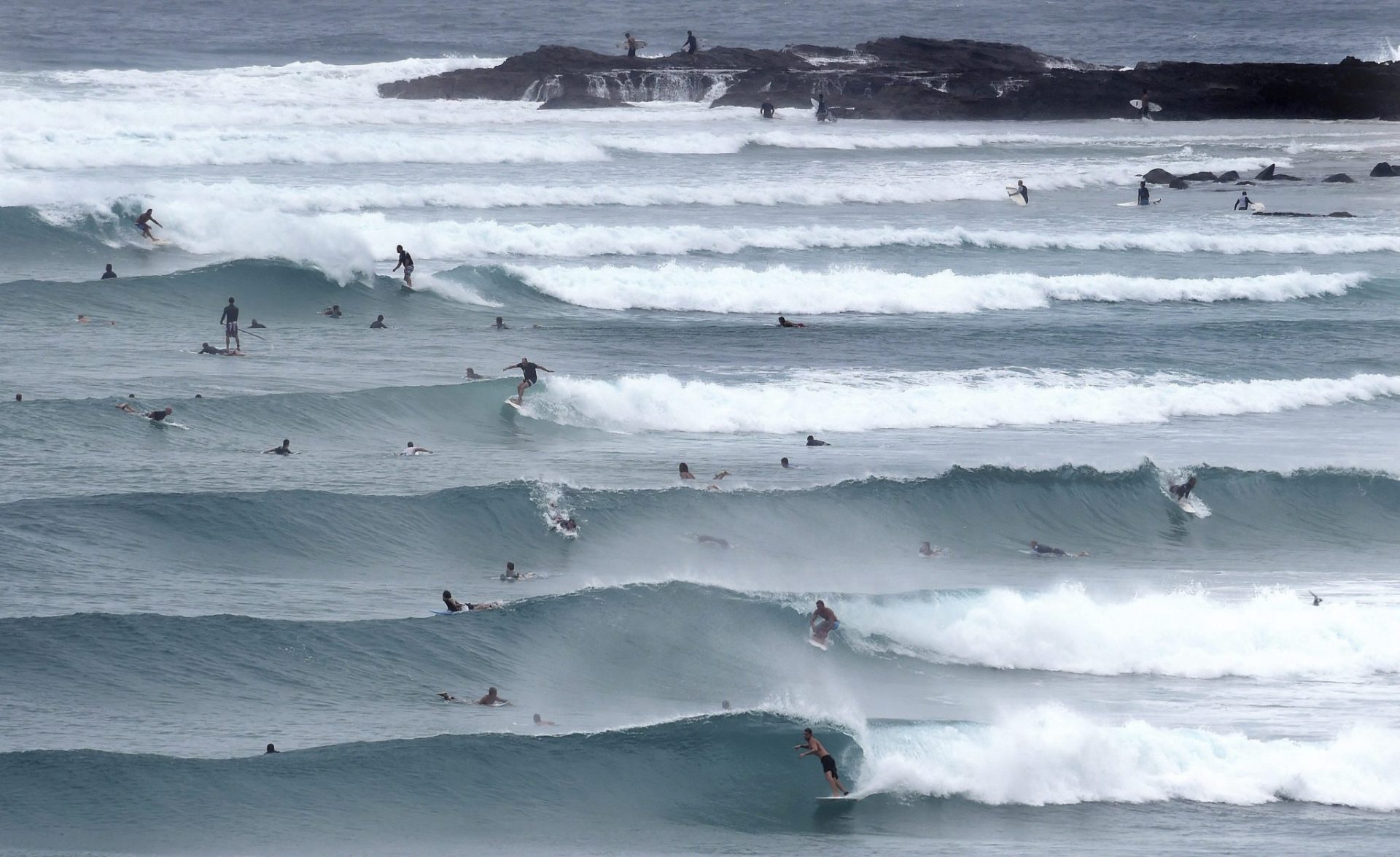 Surferos aprovechan las olas de Marcia en Australia.