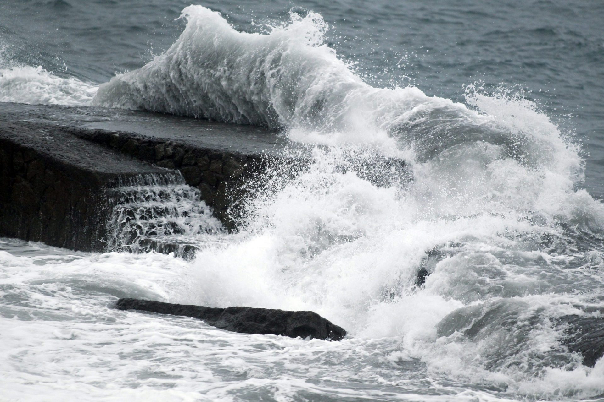 Olas del Atlántico en Santa Cruz de tenerife (Canarias).