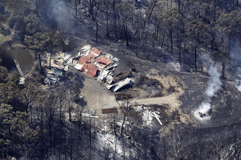 Vista aérea de varias   casas destruidas hoy,  18 de octubre de 2013, a consecuencia de uno de los incendios que asola el este de Australia.
