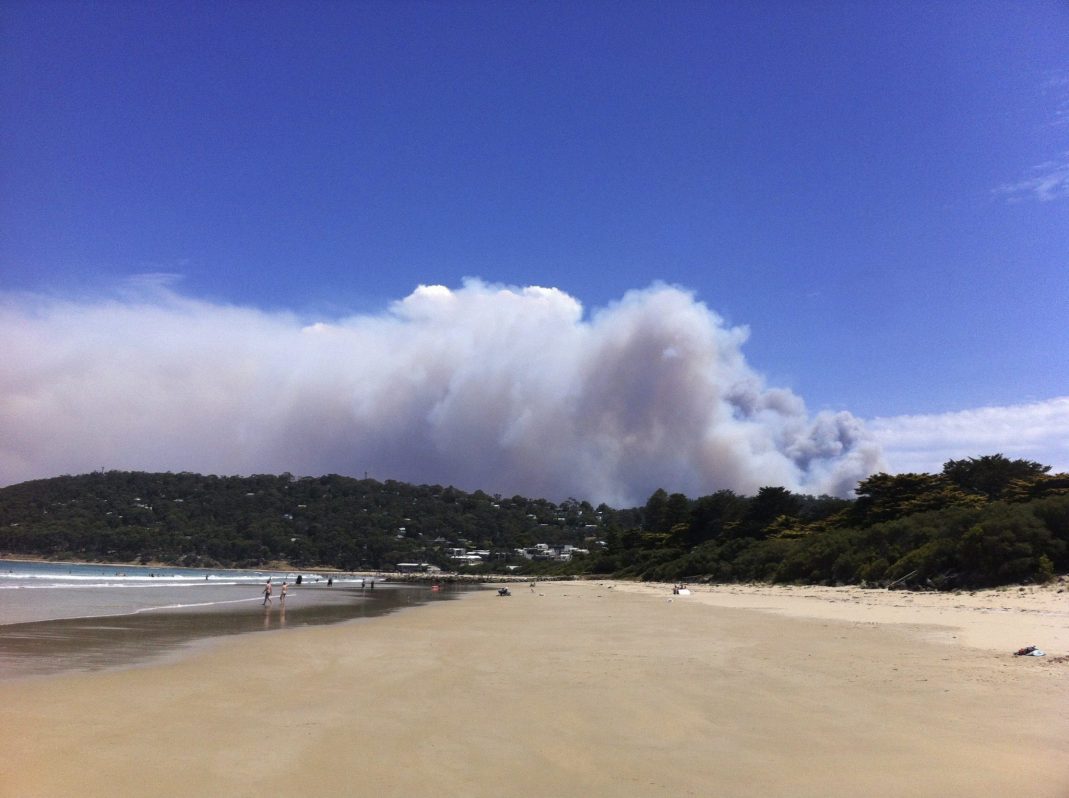 Columna de humo del incendio que afecta a Great Ocean Road (Australia).